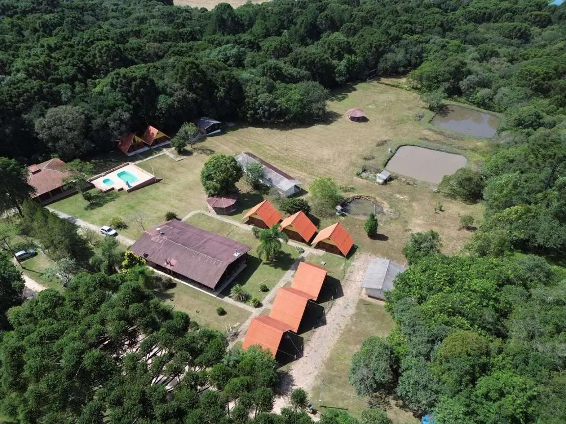 Vista aérea dos chalés e da sede, ref. 233